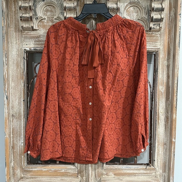 Roller Rabbit Eyelet Blouse w/ Bow detail in back - Picture 3 of 12